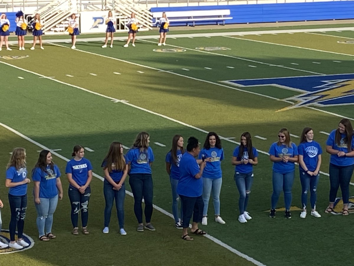 keri15222113's tweet photo. Wishing our PHS girls volleyball team the best of luck this year! Also want to give a warm welcome to our exchange student from Italy 🇮🇹! Excited to see you on our courts 🏐💙💛 @VolleyballPhilo https://t.co/ek40Qx8t7R