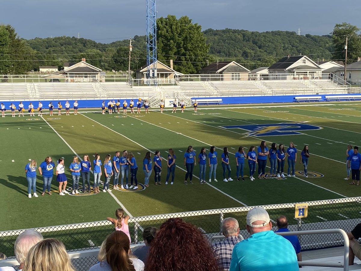 keri15222113's tweet photo. Wishing our PHS girls volleyball team the best of luck this year! Also want to give a warm welcome to our exchange student from Italy 🇮🇹! Excited to see you on our courts 🏐💙💛 @VolleyballPhilo https://t.co/ek40Qx8t7R