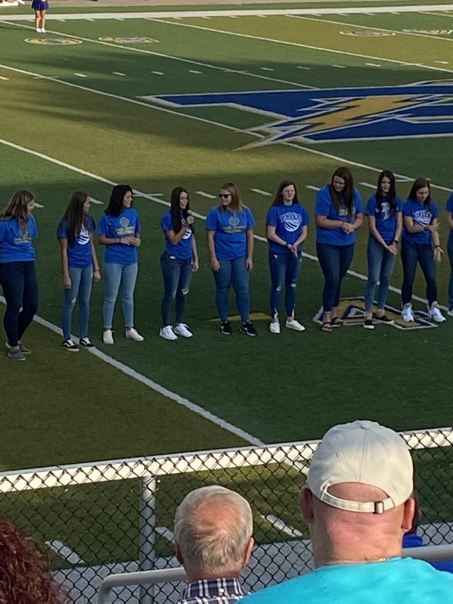 keri15222113's tweet photo. Wishing our PHS girls volleyball team the best of luck this year! Also want to give a warm welcome to our exchange student from Italy 🇮🇹! Excited to see you on our courts 🏐💙💛 @VolleyballPhilo https://t.co/ek40Qx8t7R
