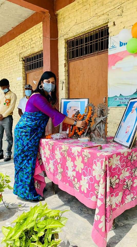 BhushanRavendra's tweet image. ब्रिलियंस इंटरनेशनल स्कूल टेवा मंझनपुर कौशांबी में शहीदों के चित्र पर माल्यार्पण करती विद्यालय की अध्यक्ष सोनम उपाध्याय। जय हिंद वंदे मातरम