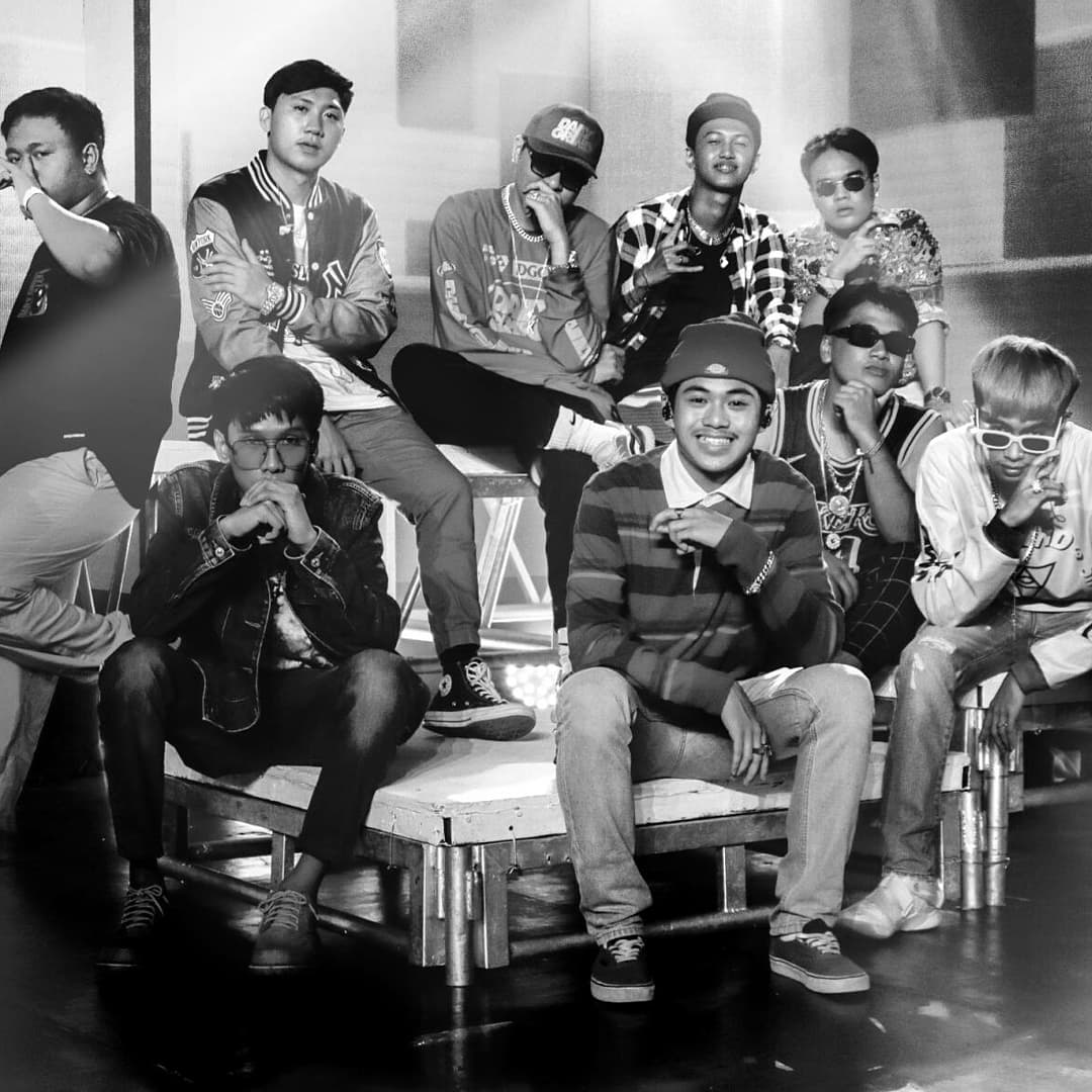 SoundCheckMNL's tweet photo. Hip-hop collective 8 Ballin' has signed an exclusive contract with #DefJamPhilippines @defjamPH ! Their viral single "Know Me," got 17 million streams on YouTube and Spotify combined! Watch out for the rerelease of their 8-song catalog and upcoming singles! @mca_music ๐ฏ https://t.co/lZCzd6ucuv