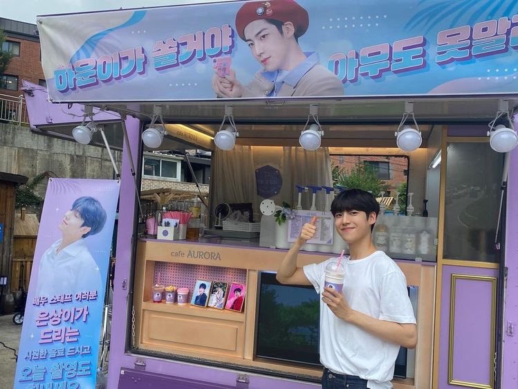 eunsangfile's tweet photo. acting &amp; having a cb 🤩 he’s booked and busy ! https://t.co/OQh4gkdoyO
