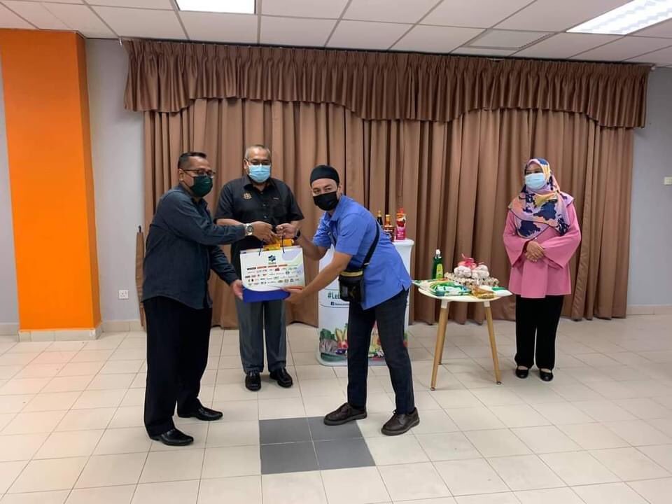 Fama Malaysia S Tweet Repost Fama Kelantan 15 8 2021 Ahad 11 00 Pagi Pejabat Fama Negeri Kelantan Penyerahan Sumbangan Kit Makanan Oleh Ybhg Dato Zainal Abidin Bin Yang Razalli Kepada Kakitangan