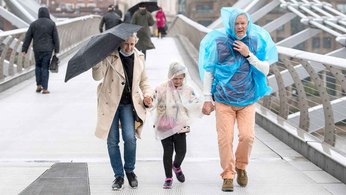 Heavy rain to lash parts of nation but soaring heatwave could be on its way mirror.co.uk/news/uk-news/h…