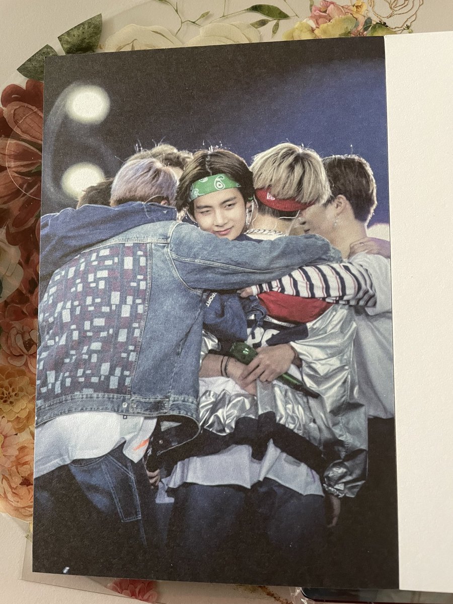 ianabunny's tweet photo. This is my favorite photo of all 💜💜💜
#RealV Photobook https://t.co/w4dpCU9OPn