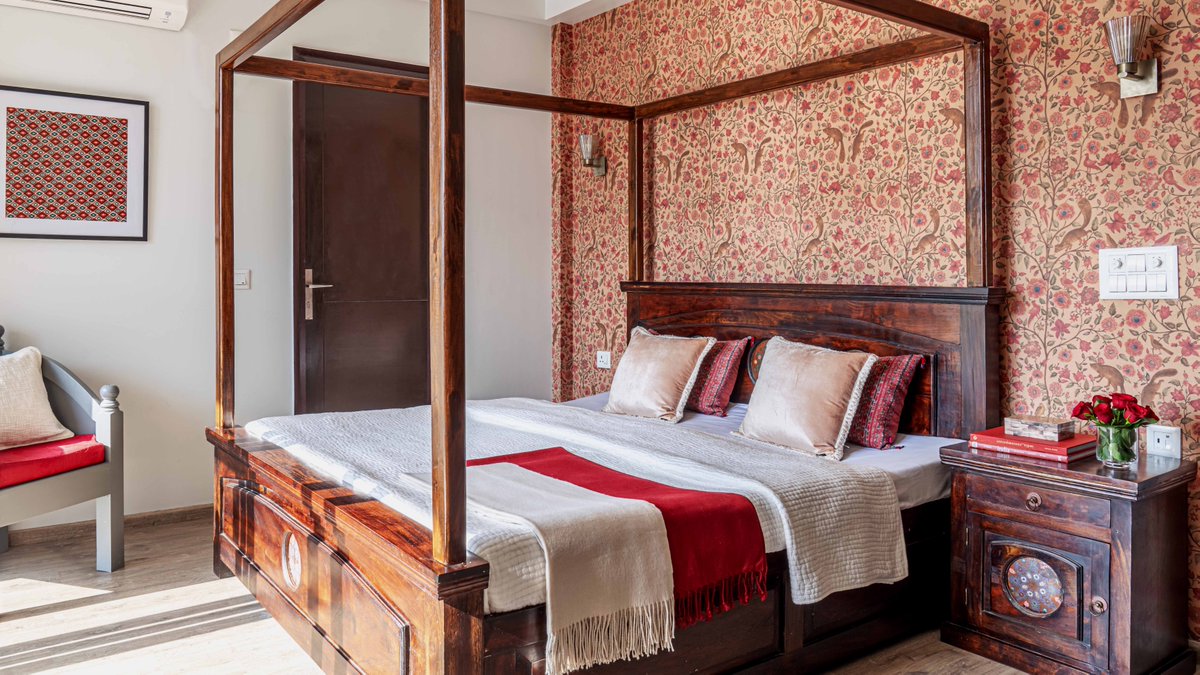goodhomesindia's tweet photo. Spread across 2,070sqft, the architects punctuate this home with distinct character via vibrant surface applications. 
Design: @kalakriya.studio
Photography: @marshalbains
#goodhomesmagazine #hometour #eclecticdecor #home #design https://t.co/c0mRbzHjgg