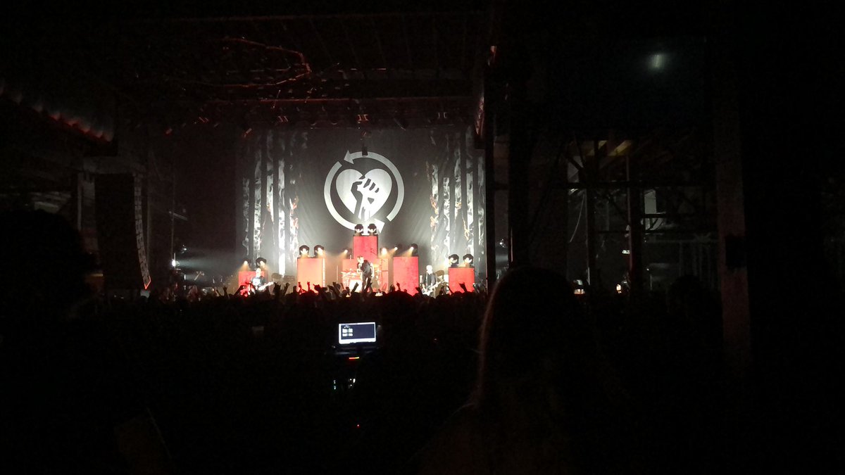 0xJoshuaSL's tweet image. Was pretty amazing to watch @riseagainst live. Thanks @LailManu for bringing us along VIP-style. Was truly shocked to be one of the older folks in the room, RA is successfully speaking directly to the next generation. Amazing #Chicsgo vibes there tonight.