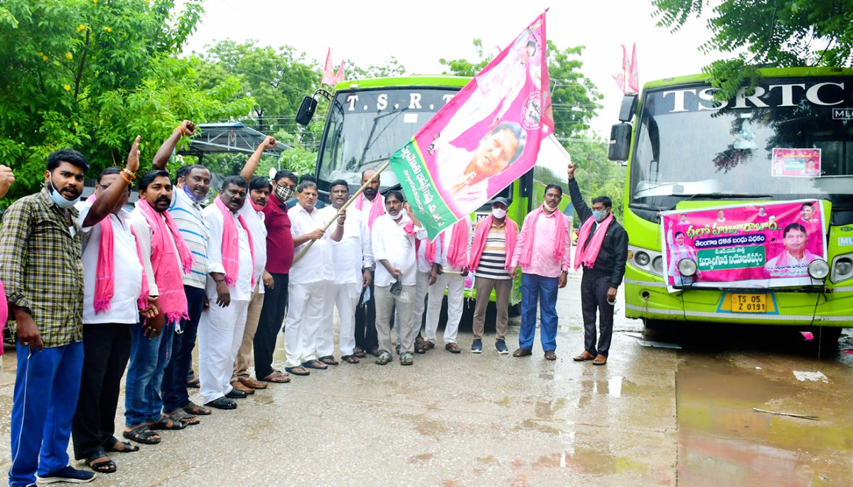 nbrmiryalaguda's tweet photo. ***చలో హుజూరాబాద్***

తెలంగాణ రాష్ట్ర రథసారధి సీఎం కేసీఆర్ గారు  హుజురాబాద్ లో ప్రతిష్టాత్మకంగా ప్రవేశ పెడుతున్న   దళిత బంధు ప్రారంభోత్సవానికి మిర్యాలగూడ నియోజకవర్గం నుంచి పార్టీ శ్రేణులతో కలిసి బయలుదేరడం జరిగింది https://t.co/j0K0evS9t1