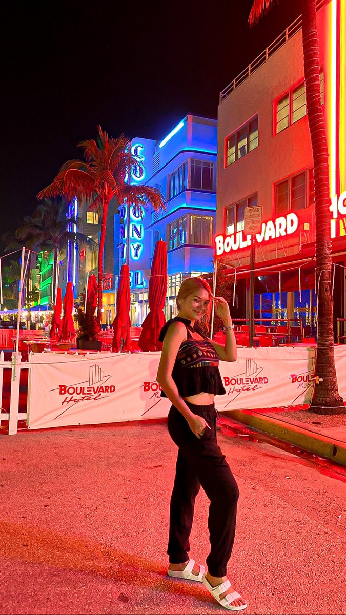 rirriyang's tweet photo. a night by the ocean #OceanDriveMiami https://t.co/vOae86uMD5