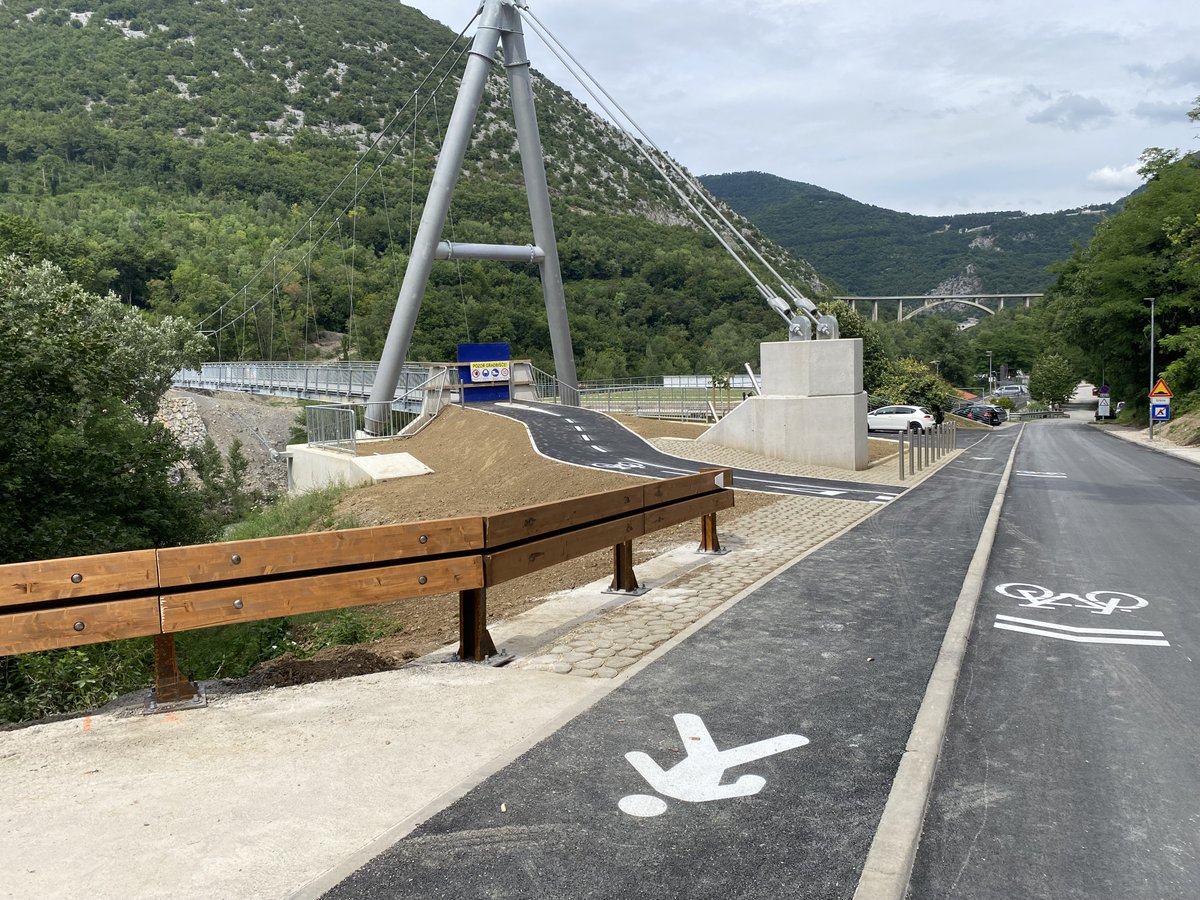 GECTGO_EZTSGO's tweet photo. The construction of our #crossborder #cyclebridge over #SOČAISONZO river from the eyes of one of our contractors🎥👷

👉https://t.co/fsfFZp1LDd 

#Kaskader 
@InterregITASLO  #adrenalin #building #bridge https://t.co/Ljz9tKHyQW