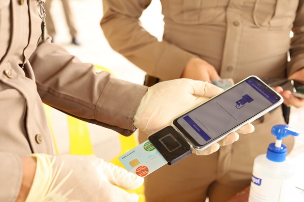 MGROnlineLive's tweet image. ผบช.ภ.8 ส่งมอบเครื่องอ่านบัตร #SmartCardReader จำนวน 51 เครื่องให้กับเจ้าหน้าที่ผู้ปฏิบัติหน้าที่คัดกรองบุคคลเข้า ออก 
 #ด่านตรวจภูเก็ตท่าฉัตรไชย ยกระดับการตรวจคัดกรองคนเข้า #ภูเก็ต