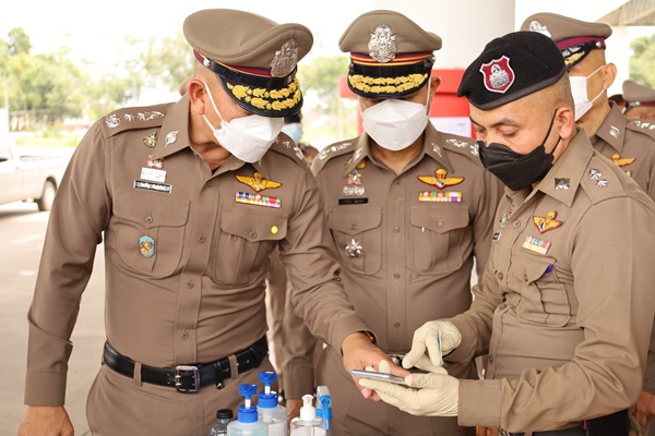 MGROnlineLive's tweet image. ผบช.ภ.8 ส่งมอบเครื่องอ่านบัตร #SmartCardReader จำนวน 51 เครื่องให้กับเจ้าหน้าที่ผู้ปฏิบัติหน้าที่คัดกรองบุคคลเข้า ออก 
 #ด่านตรวจภูเก็ตท่าฉัตรไชย ยกระดับการตรวจคัดกรองคนเข้า #ภูเก็ต