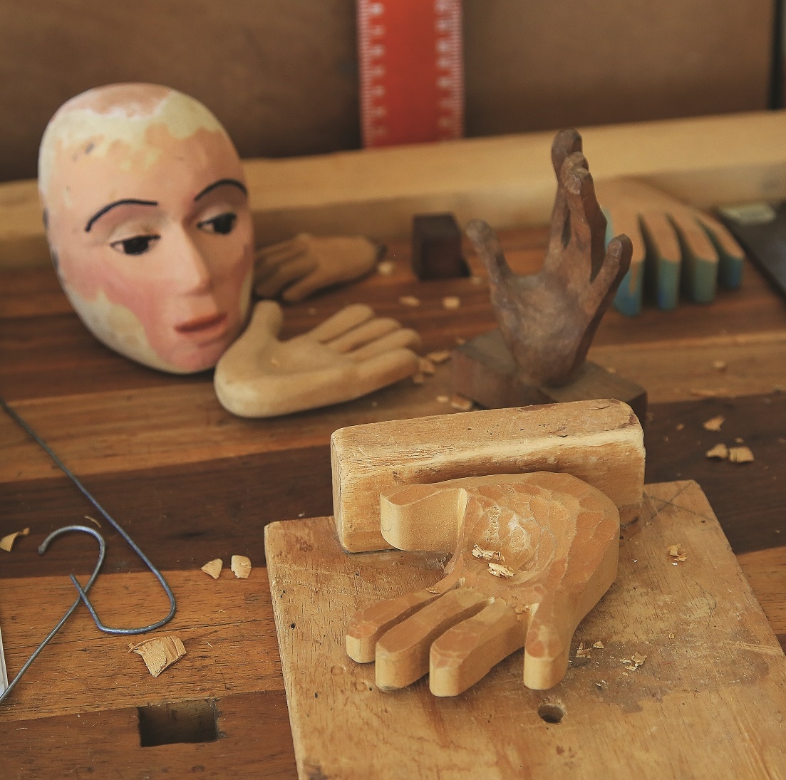 UntangledM's tweet image. "Carved marionettes are regarded as the pinnacle of the art form. Carving brings joy and satisfaction. Wood is durable and beautiful," says Alida van Deventer/von Maltitz, South African marionette master.
#marionettes #puppets #woodcarving #stringpuppet #art #create #theatre