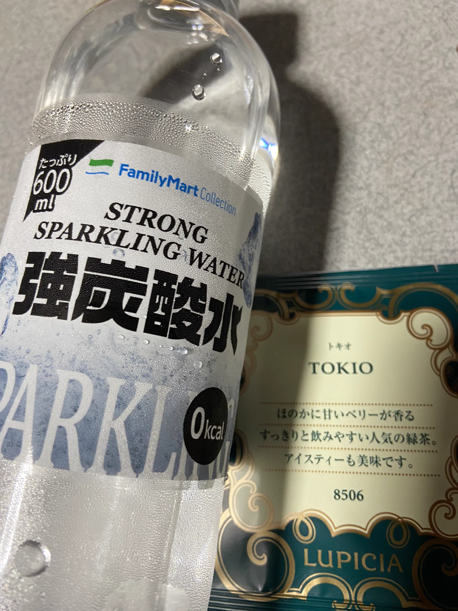 花オクラ甘酢汁を飲むのに使った炭酸水が余ったので早速やってみる。
ズボラな私でもオシャレなアイスティー作れましたw  