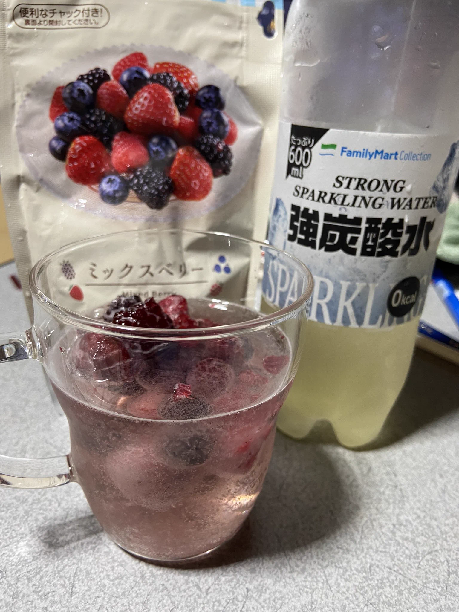花オクラ甘酢汁を飲むのに使った炭酸水が余ったので早速やってみる。
ズボラな私でもオシャレなアイスティー作れましたw  