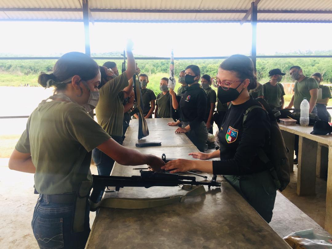 manaure76's tweet photo. Formamos médicos cirujanos militares para salvar vida pero prestos a defender la patria y sus instituciones #SoyAMMEDytambienLoSigo https://t.co/vujIEQ31ix