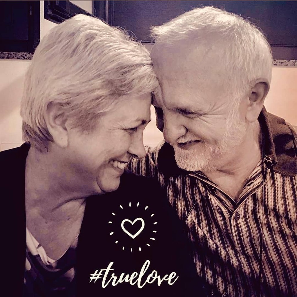 CaseificioStar's tweet photo. Uno scatto rubato, di un po’ di tempo fa 😍
Oggi, Achille e Enza festeggiano 41 anni di matrimonio ❤️
Ogni anno che passa ci dimostrano che il vero amore esiste 🥰
Buon Anniversario da parte di tutti noi 🎉 https://t.co/HMp8r85XEL https://t.co/ssB2jtiSz0