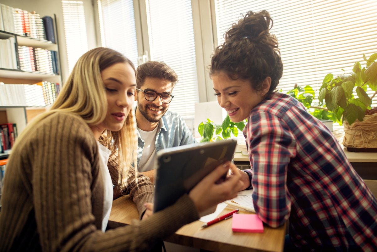 Любовь к учебе. Classmates картинка фотобанк. Человек с планшетом в руках. Look at these students. Малые социальные группы студенты вузов.