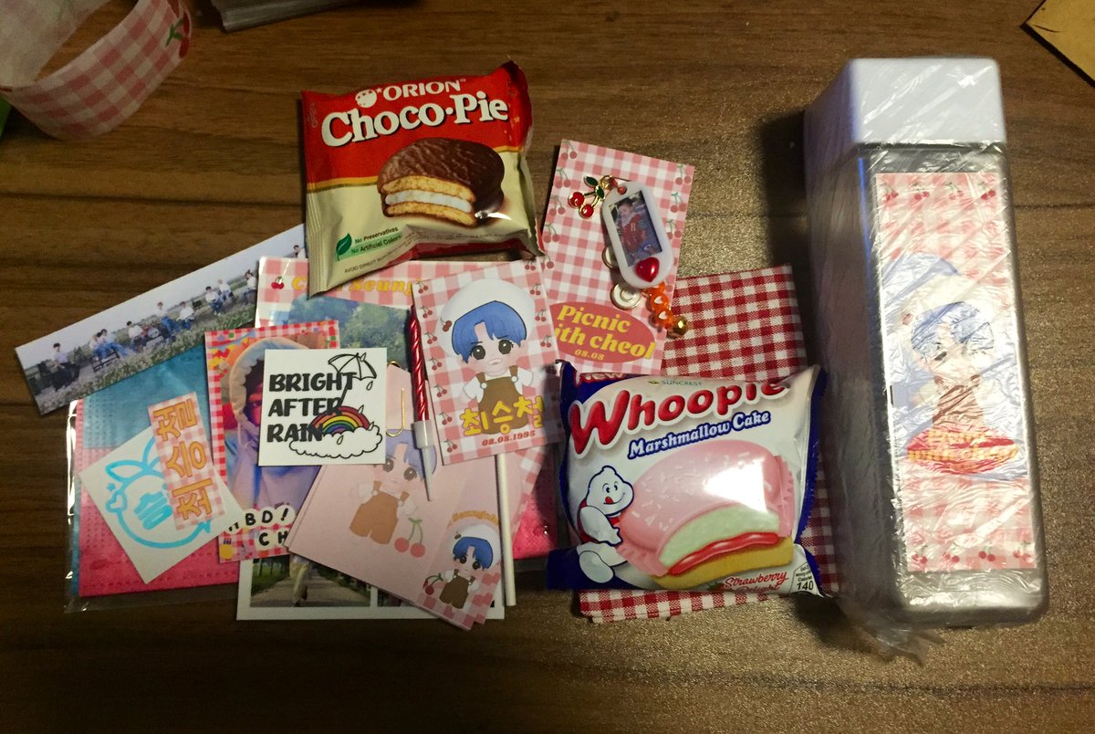 dokyeomssii's tweet photo. mga last week ata dumating sa dvo pero ngayon ko lng nkuha and iz beri kilig with what’s inside huhu thankyousomuch @heyhanniehae 💖✨

ps i have no lighter to light the candle hngg haha late celeb sa bidet ni cheol 🥺 #PicnicWithCheol 🍒 https://t.co/SK8NlBv3ie