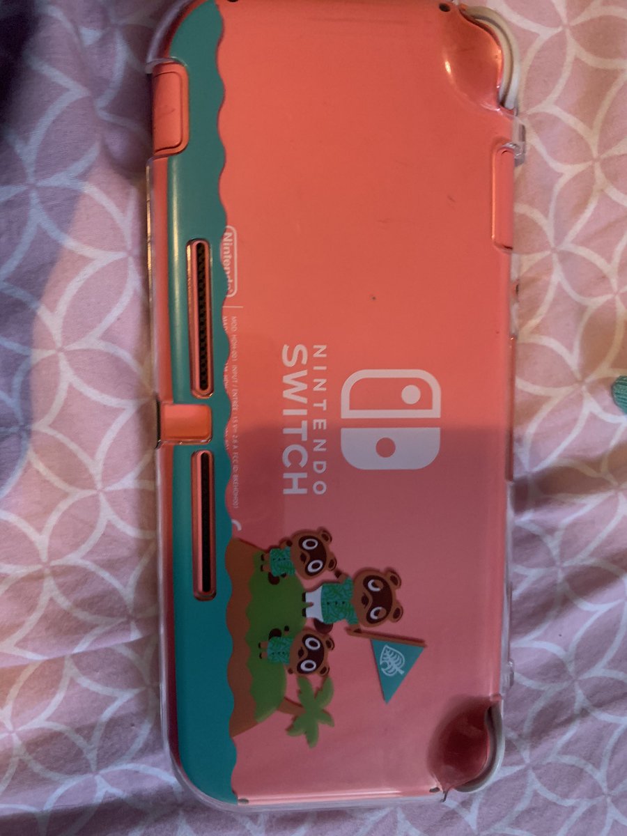 AcnhChlooooe's tweet photo. Coucou ! 
Nos chemins se séparent à partir d’aujourd’hui, pour un choix personnel qui est sûr je ne suis plus intéressé par les jeux vidéos, j’ai décidé de me séparer de ma console, je me sépare donc ceci.
Coque + protége joysticks + écran de verre + pochette de voyage https://t.co/wKvUZgkjRZ