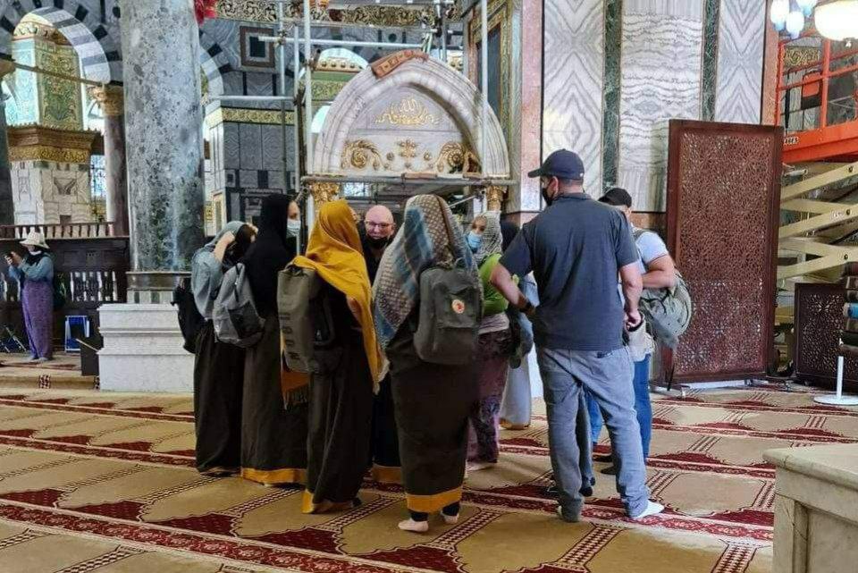 Muhamma95311387's tweet photo. @IdoDaniel Israeli colonial intelligence officers stormed the Stone Dome Mosque in Al-Aqsa Mosque an hour ago. https://t.co/7vpRZrSwJI