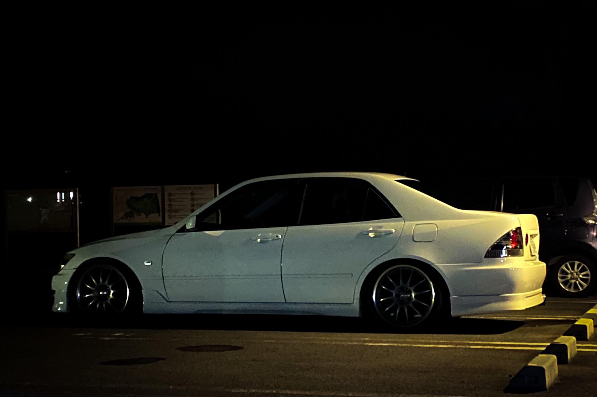 ﾅﾍﾞｻﾝ あ 俺の車かっこいいって思って写真撮ろうとするけど 自分の目で見てるアルテッツァと スマホに写ってるアルテッツァじゃ全然違くて 違うんだよなぁ って思いながら撮った1枚 俺の視界の中のアルテッツァはもっとかっこよかった T