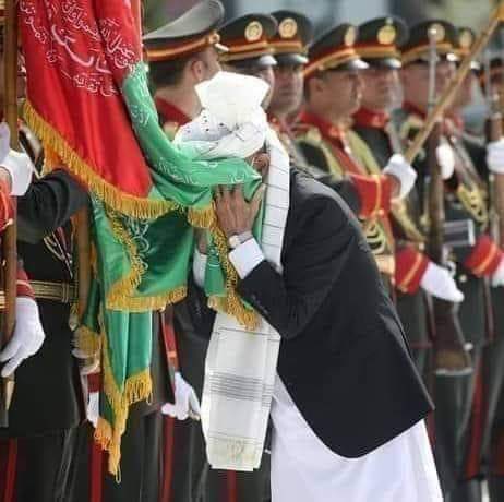 StaAzimi's tweet photo. دسولی اتل داځکه چی هر ځلی یی ویل چی زه به دسولی لپاره غټه سرښندنه ورکوم او سوله راولم. سوله یی راوست او دخپلی ولسمشریزی چوکۍ تیر شو. په مخه دی باچا ته لکه غازی امان الله خان به درښتینو افغانانو په زړونو کی ځای لری. https://t.co/q1SdIdNH8f