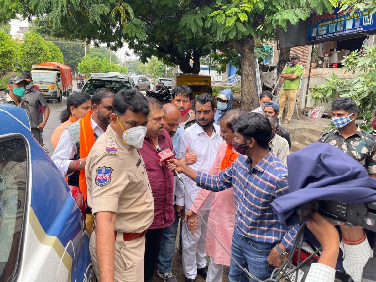 N_RamchanderRao's tweet photo. తెరాస ఎమ్మెల్యే మైనంపల్లి అనుచిత వ్యాఖ్యల్ని ఖండిస్తూ మల్కాజిగిరిలో బందుకు పిలుపునిచ్చిన బీజేపీ. 

ఆనంద్ బాగ్ సర్కిల్ వద్ద శాంతియుతంగా సాగుతున్న బందులో పాల్గొన్న బీజేపీ నాయకులపై  తెరాస అధికార జులుంతో అరెస్టులకు పాల్పడింది. దీనిని బీజేపీ తీవ్రంగా ఖండిస్తుంది. @JPNadda  @blsanthosh https://t.co/Xe8ezANeKw