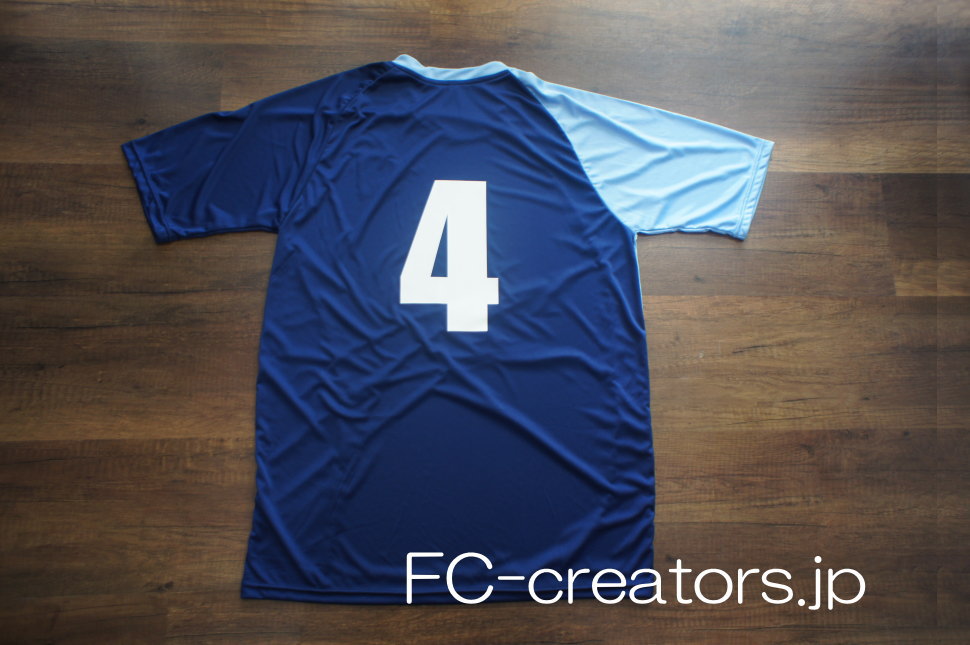 fc_creators's tweet photo. 紺色と水色の生地を縫い合わせて作った龍泉的なデザインに、黄色と赤色のワンポイント織り交ぜた半袖サッカーユニフォーム。

https://t.co/77enLSZLih

#サッカーユニフォーム #サッカーチーム #フットサル #バレーボール #ハンドボール #クラスtシャツ #クラｔ #クラティ https://t.co/RhI9OWV1se