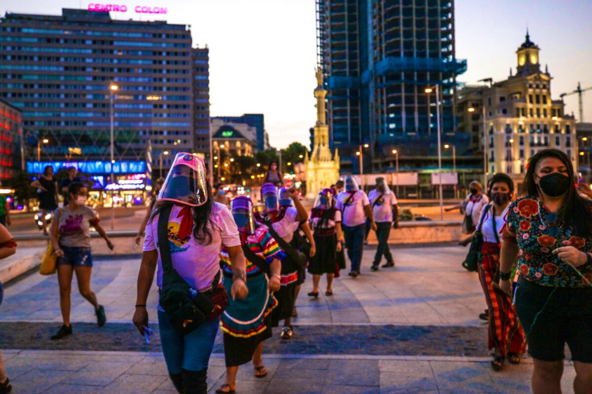 VIM_Media's tweet photo. Zapatistas take to the streets of Madrid! 500 years after the "discovery of America,” Mayan Zapatistas are at the place where colonizers left from, not with the desire to dominate but to learn, listen &amp; create connections to fight for life! 💦❤️ 📸:@Dal_air https://t.co/dcrYBmvveE