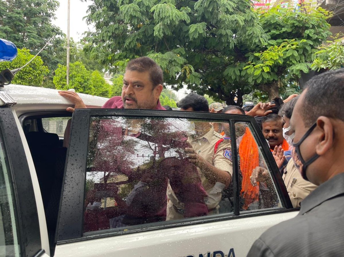N_RamchanderRao's tweet photo. తెరాస ఎమ్మెల్యే మైనంపల్లి అనుచిత వ్యాఖ్యల్ని ఖండిస్తూ మల్కాజిగిరిలో బందుకు పిలుపునిచ్చిన బీజేపీ. 

ఆనంద్ బాగ్ సర్కిల్ వద్ద శాంతియుతంగా సాగుతున్న బందులో పాల్గొన్న బీజేపీ నాయకులపై  తెరాస అధికార జులుంతో అరెస్టులకు పాల్పడింది. దీనిని బీజేపీ తీవ్రంగా ఖండిస్తుంది. @JPNadda  @blsanthosh https://t.co/Xe8ezANeKw