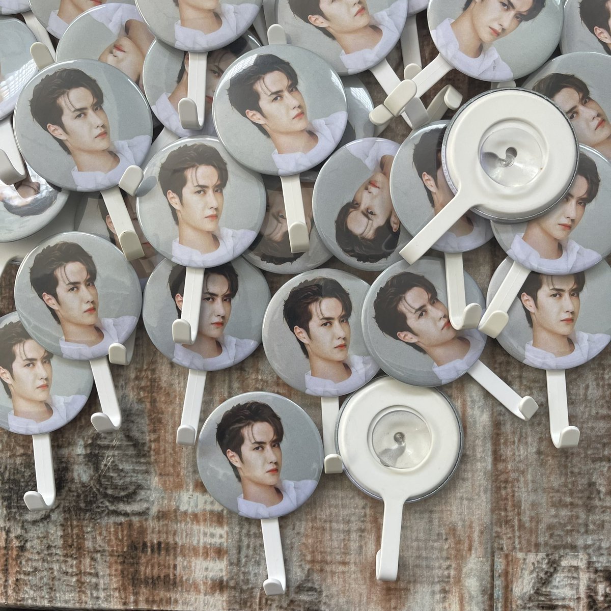 print2u2014's tweet photo. ที่แขวนของ แบบติดกระจก
วงกลมขนาด 5.8cm

#ที่แขวนแมส 🧡❤️💛💚💙

สั่งทำไม่มีขั้นต่ำ ราคาตามจำนวน
100ชิ้นชิ้นละ 15บาท

จำนวนมากเช็คราคา https://t.co/A026AOWNnY
สอบถาม DM

#ทำที่แขวนของ #ตลาดนัดblackpink #รับทำเข็มกลัด #รับทำเข็มกลั��� #ทำเข็มกลัด https://t.co/G1p4qrd9X0