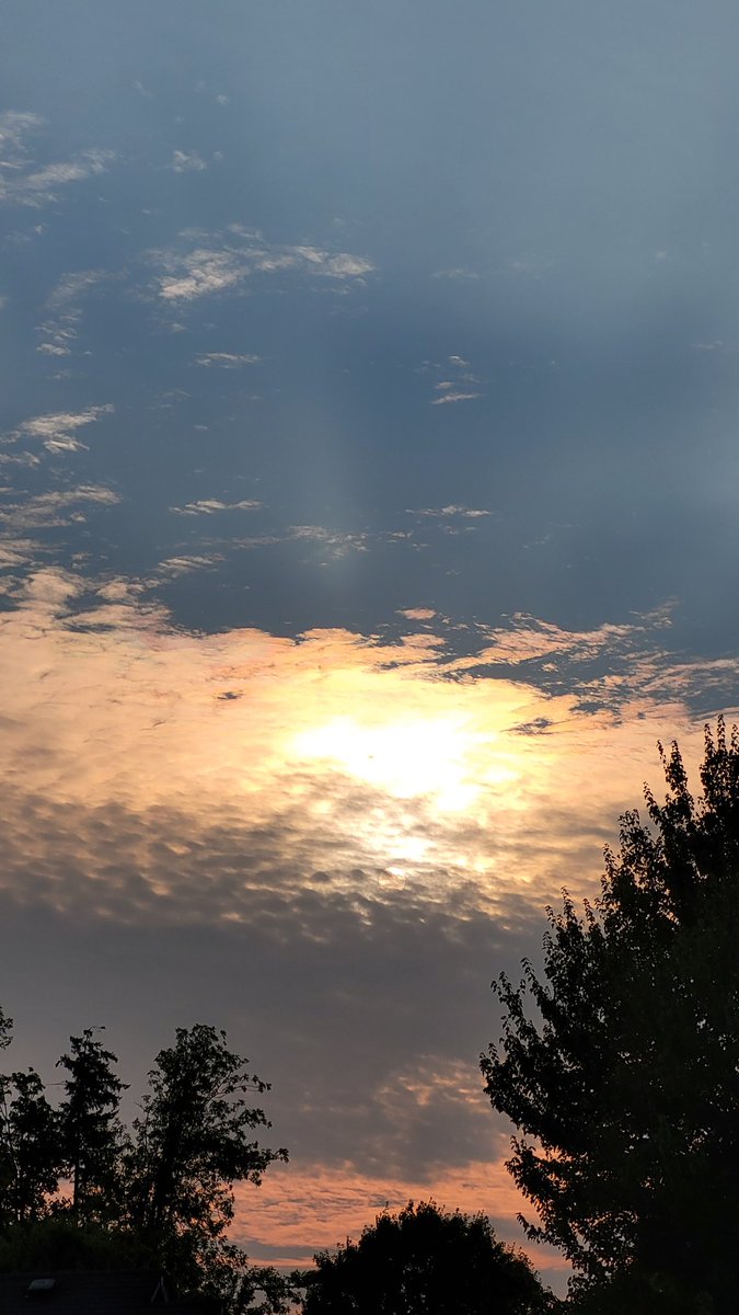 tommegma's tweet photo. Saturday's sunset, Sunday's sunrise, and Sunday's sunset. Can see how the smoke has cleared.

@NatashaKOIN6 @JosephForecast 

#weather #sunset #smoke #wildfiresmoke #sunrise #sunrays https://t.co/v40RsaUmI5