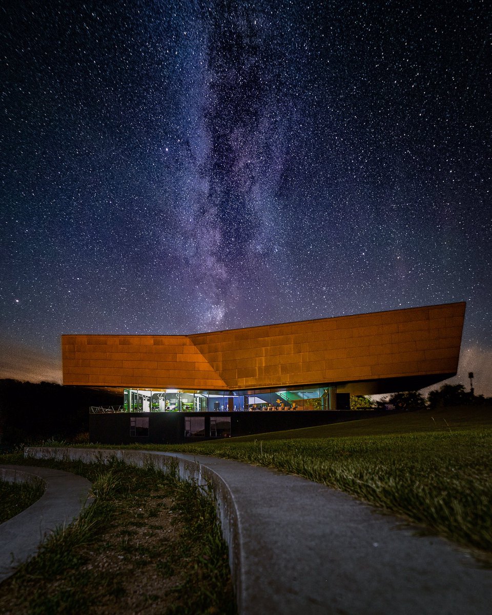 Samstagnacht versuchte ich zum ersten Mal die #milchstraße zu fotografieren. Es gibt thematisch eigentlich keinen passenderen Ort als die #archenebra in #sachsenanhalt Ein Ort mit Geschichte! #milkyway #himmelsscheibevonnebra #landscapephotography #astrophotography
