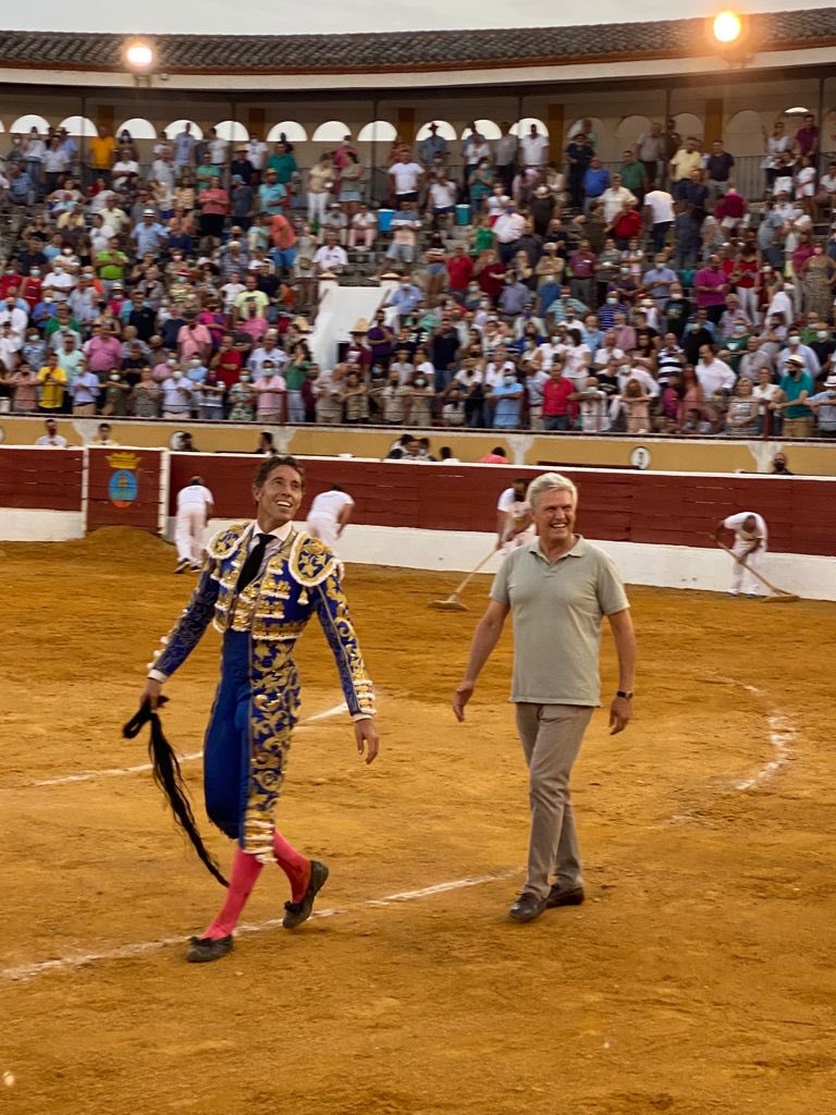 Ayer vivimos una tarde llena de emociones y buen toreo. 
Esta foto transmite la felicidad que compartimos todos.