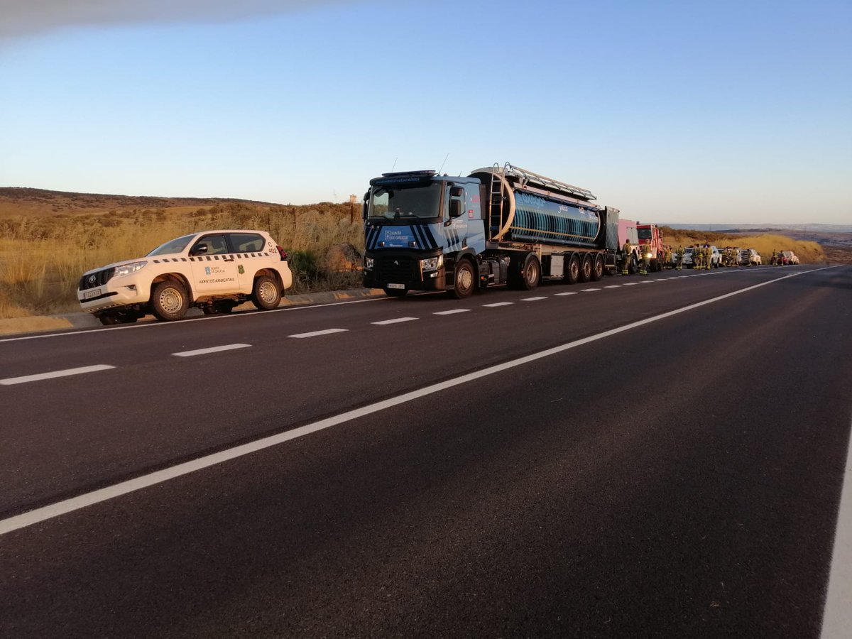incendios085's tweet image. O operativo antiincendios da @Xunta chega a Ávila. Catro brigadas, dous axentes, un técnico, dúas motobombas e unha cisterna contribuirán á extinción do #IFNavalacruz