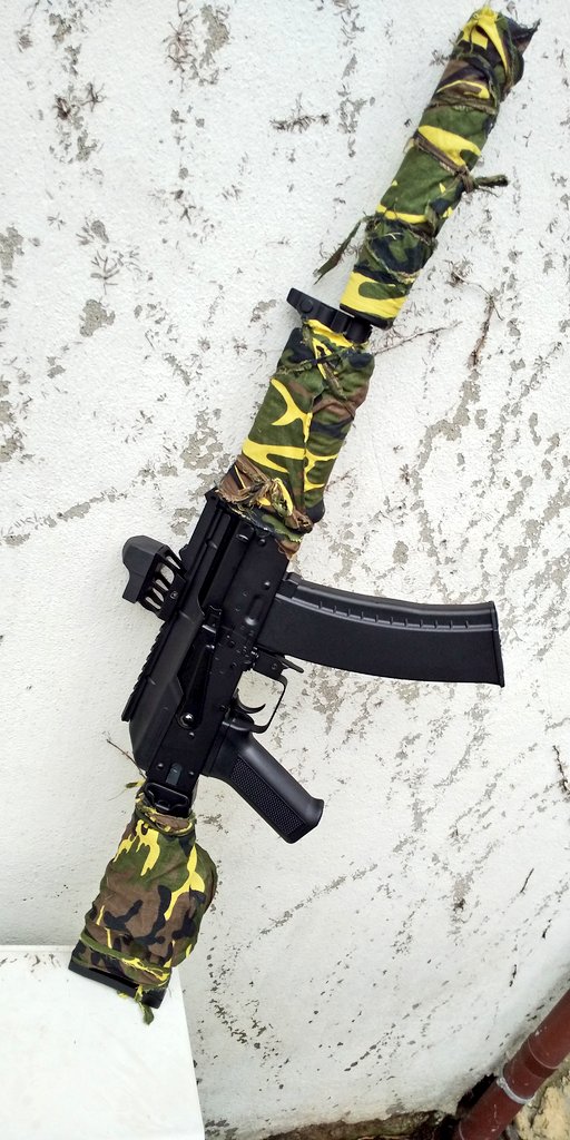 Bukisounin_KIRA's tweet photo. 今日の武器商人(笑)②お中元激安中華銃 #CYMA #CM035 (改)は貸出されます😆KMスタウトサプとオープンサイトとダットサイト両用希望🤔タ弾マグ×2+110Rノマグ×3、簡易迷彩装備(笑)キャリーバッグにて旅立ち予定👍とりあえず11.1V許可しモーター燃えたら交換するぜ!ダットはベクター SPXデスよ😳 https://t.co/9rbyZSO3L5