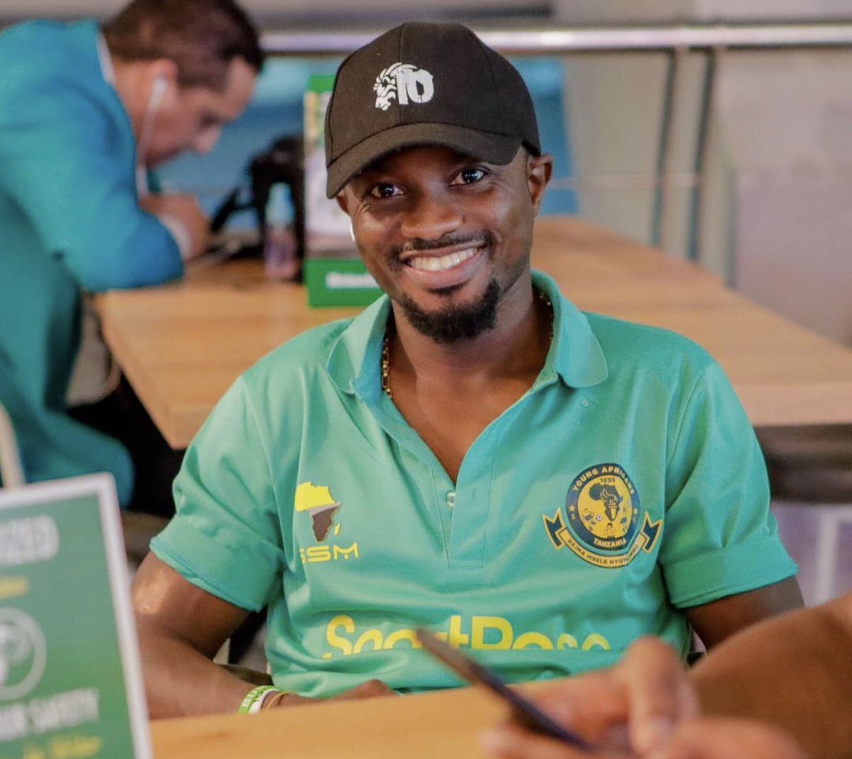 Sport257News's tweet photo. ⚽🇧🇮#Saidi_NTIBAZONKIZA ari Ku rutonde rw'abakinyi umugwi wa #Yanga🇹🇿 uzokoresha mu mwaka wa 2021-2022.
Umugwi wa #Yanga waraye ufashe urugendo rubashikana muri  #Maroc gukorerayo imyiteguro,#Saido  ari mubajanye n'abandi kwitegurira amahiganwa ya (2021-2022) harimwo na  #CAF_Cl https://t.co/cOrdnRuRY9