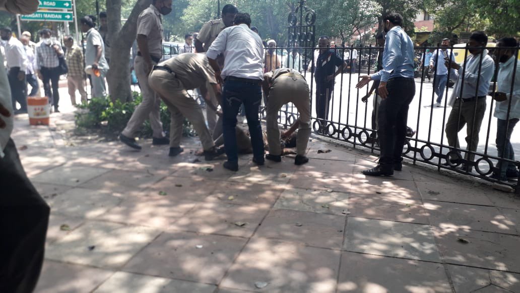 LiveLawIndia's tweet photo. *A women &amp; man sets each other allegedly on fire in front of #SupremeCourt Gate number D &amp; try to enter Gate No D #SupremeCourt.*

*The injured perons (victims) have been taken to the Ram Manohar Lohia hospital for treatment.* https://t.co/WFrVcjpv8G