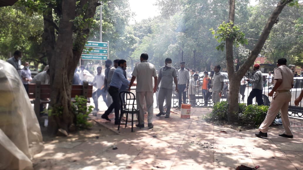 LiveLawIndia's tweet photo. *A women &amp; man sets each other allegedly on fire in front of #SupremeCourt Gate number D &amp; try to enter Gate No D #SupremeCourt.*

*The injured perons (victims) have been taken to the Ram Manohar Lohia hospital for treatment.* https://t.co/WFrVcjpv8G
