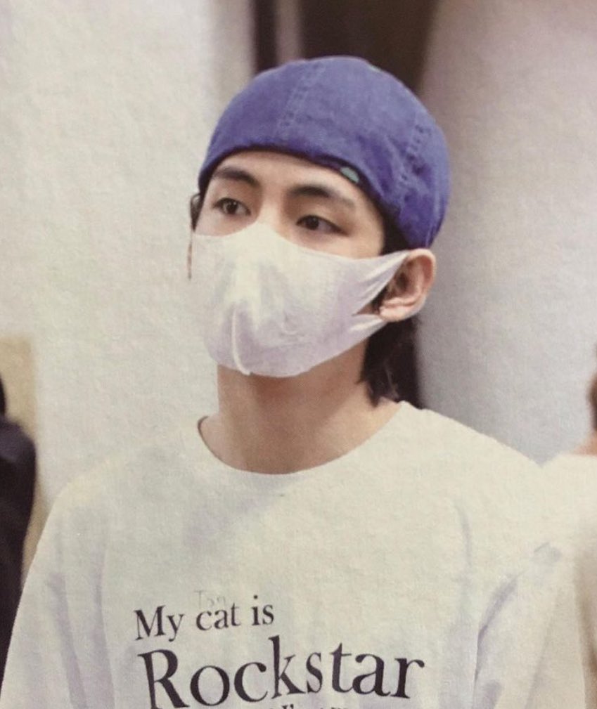eternalwithbts's tweet photo. Taehyung'un tişörtündeki "cat" yazısının üstünü çizip "Tan" yazması hakkında 🥺🥺 https://t.co/aEp4qXIVH1
