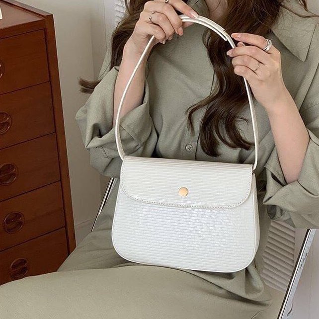 พร้อมส่ง 🔆
🐄 รุ่นนี้น่ารักๆๆ 🥺💘 300 บาท เท่านั้นส่งฟรีน้า มี2สี 🎨 ดำกับขาว มีสายมาให้2เส้นเลย สายยาวสายสั้น เอาออกได้เลื่อนปรับอะไรได้หมดเลย 🖐🏻 คือแต่งได้หลายลุคมาก เพราะเป็นสีเบสิคค จุของได้เยอะน้า🍞🥚
#กระเป๋า #กระเป๋าผ้า #กระเป๋าเกาหลี #กระเป๋าสะพายข้าง