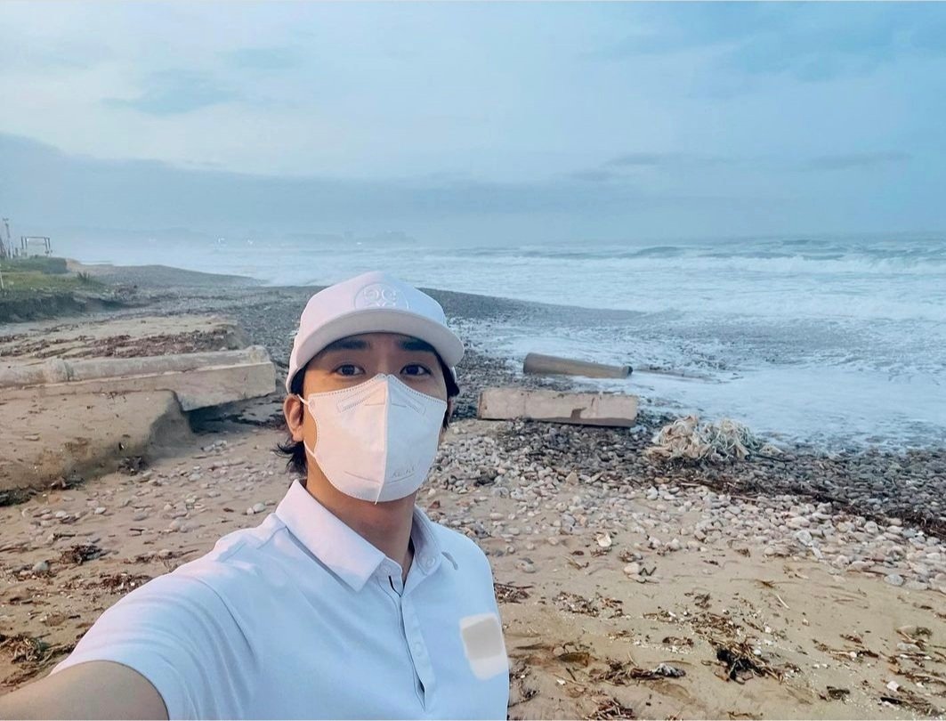 Nextdoor_Noona's tweet photo. #Repost from #SongSeungHeon oppa's official IG account. Huuuu... I'm just glad to see and know that he's safe and healthy and that he's resting well. 😍

#DerekJo #Voice4 #tvndrama #goldentimeteam https://t.co/kFjYIkJ9iZ