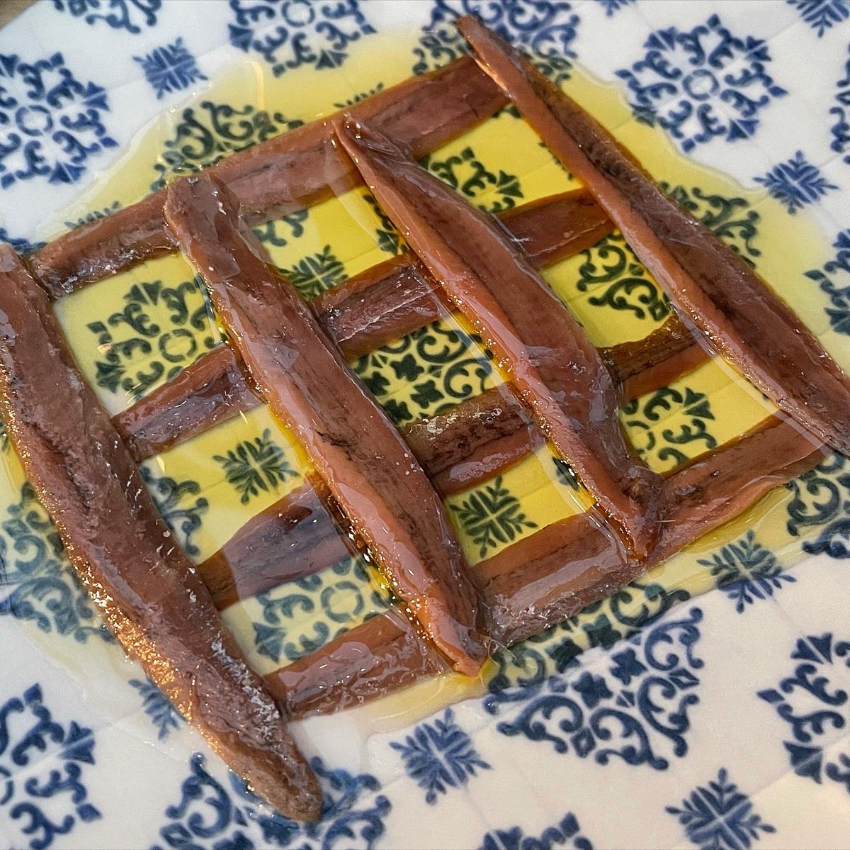 orlandosuarez's tweet photo. En Santoña hay que comer #anchoas por necesidad. Y ningún lugar mejor que el @restpilar, ubicado en el Edificio Mirador de las #Marismas en el puerto pesquero de #Santoña… 😊 https://t.co/kYjlEQxNnA