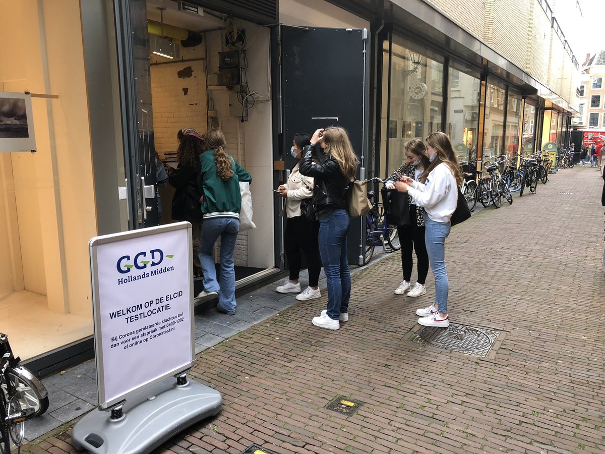 De eerste groepjes eerstejaars studenten dwalen al door Leiden. Een flink aantal begint bij de GGD-testlocatie in het oude V&amp;D-pand <a href="/omroepwest/">Omroep West</a> @sleutelstad