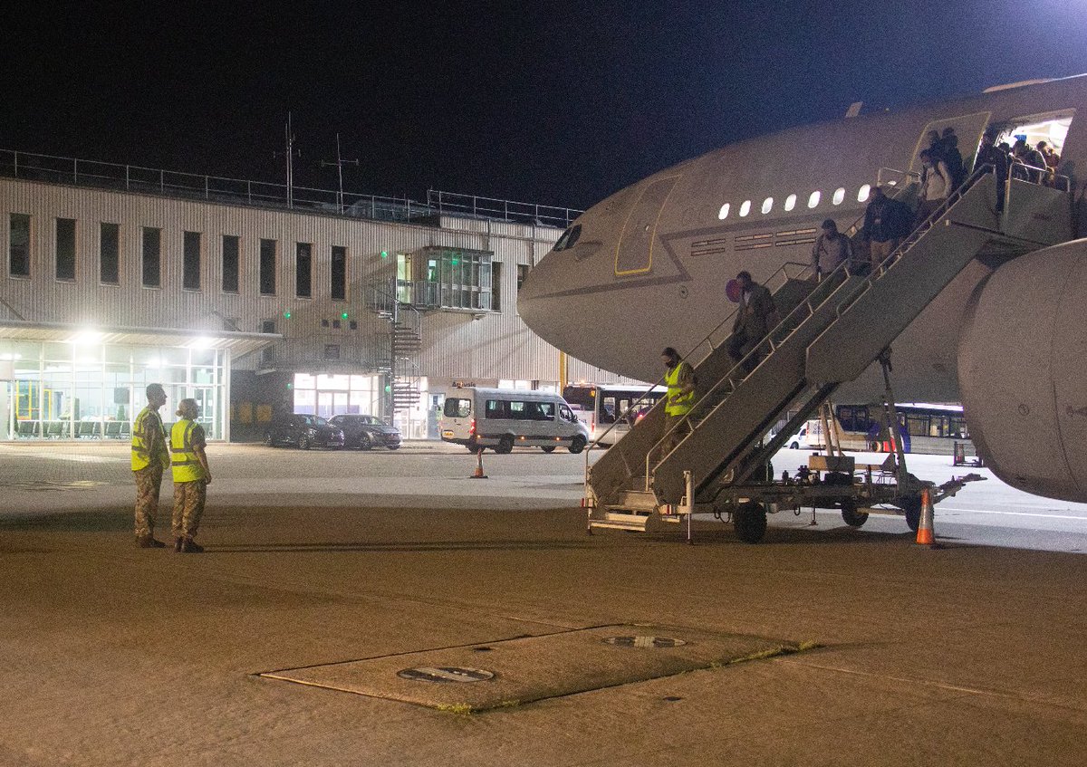 DefenceHQ's tweet image. Last night the first flight of British Nationals and Embassy Staff arrived at RAF Brize Norton as part of Op PITTING. 

The UK Armed Forces are supporting the evacuation of British Nationals and those eligible for relocation under the Afghan Relocation and Assistance Program.