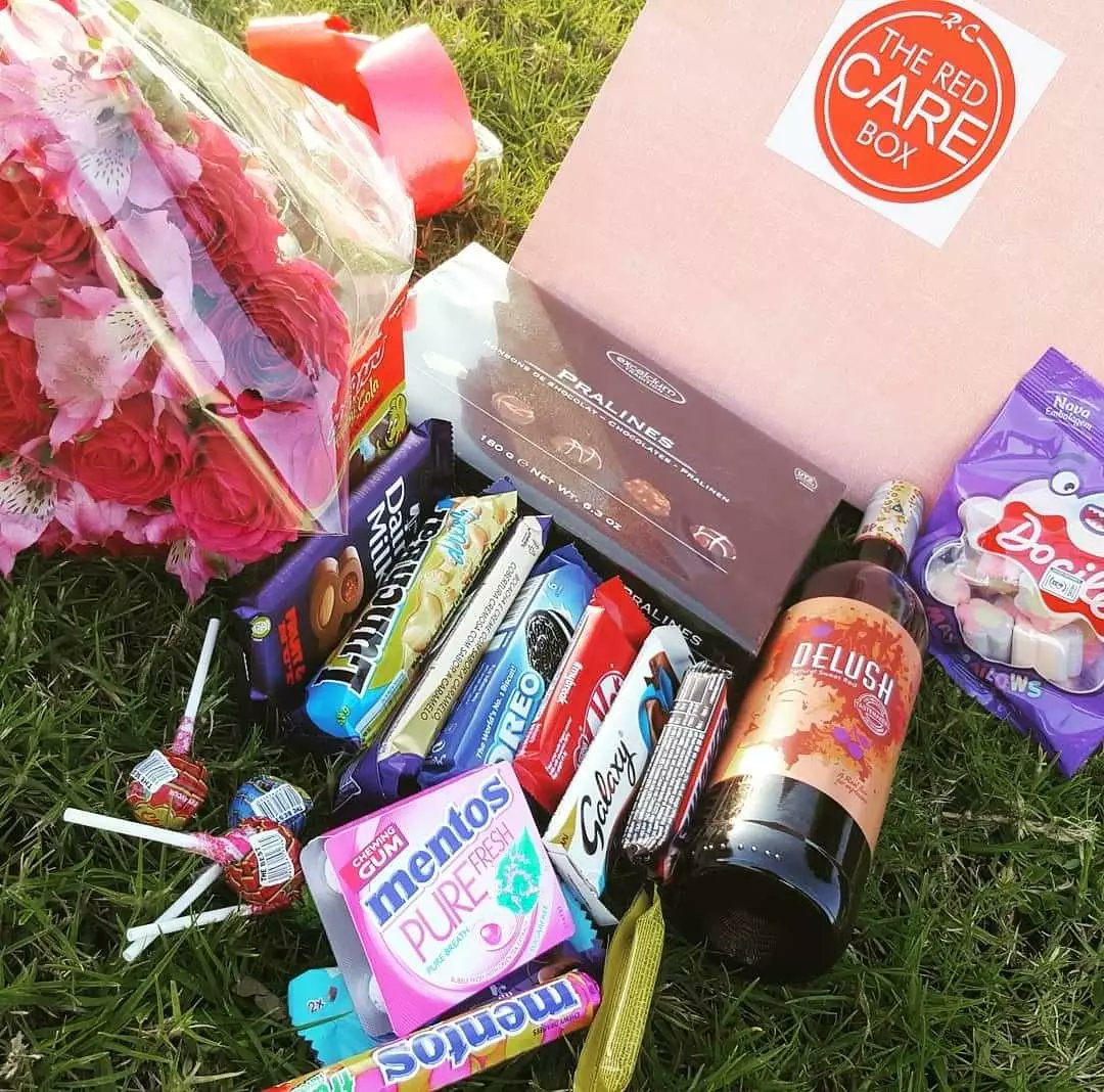 The_RedCareBox's tweet photo. Sometimes a Care package makes it all better... 🧁 💐 🍷 
Get yourself one or get one for your loved ones. 😄😄 
#TheRedCareBox
#SpreadingLoveOnePacakgeAtATime
#OnTheFlowEssentials https://t.co/THphmtXGRR