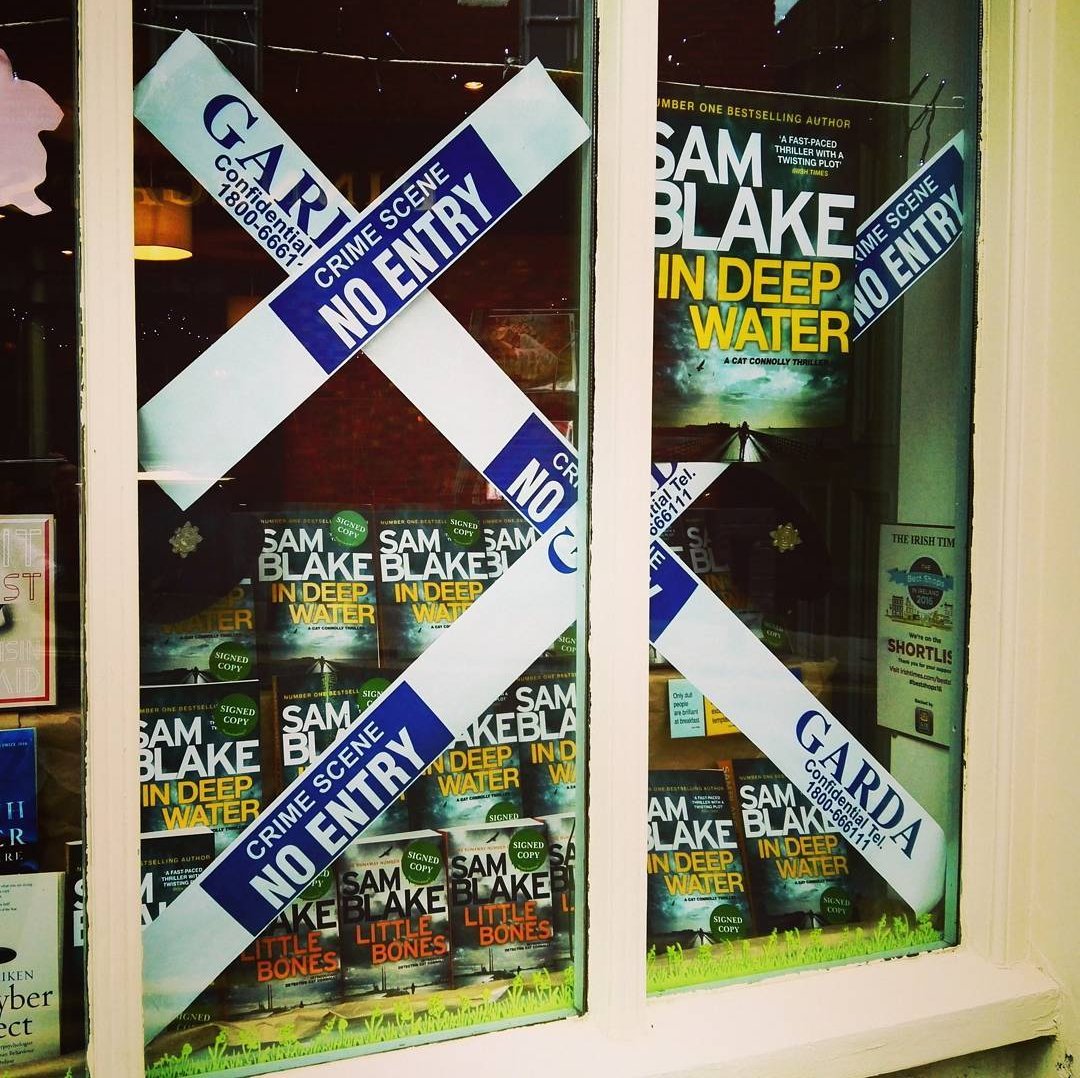 samblakebooks's tweet image. For anyone who missed it, I'm doing 7 days of cover love (lots more pics at IG and FB), which for those of you good at maths means there are TWO exciting reveals coming up! Yesterday was #littlebones today is #indeepwater