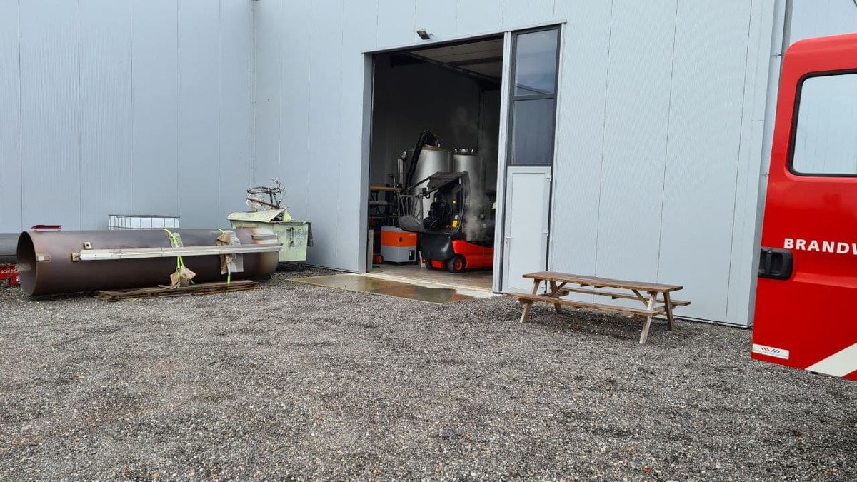 Heftruck in brand in loods aan de Kelvinlaan in Drachten -.