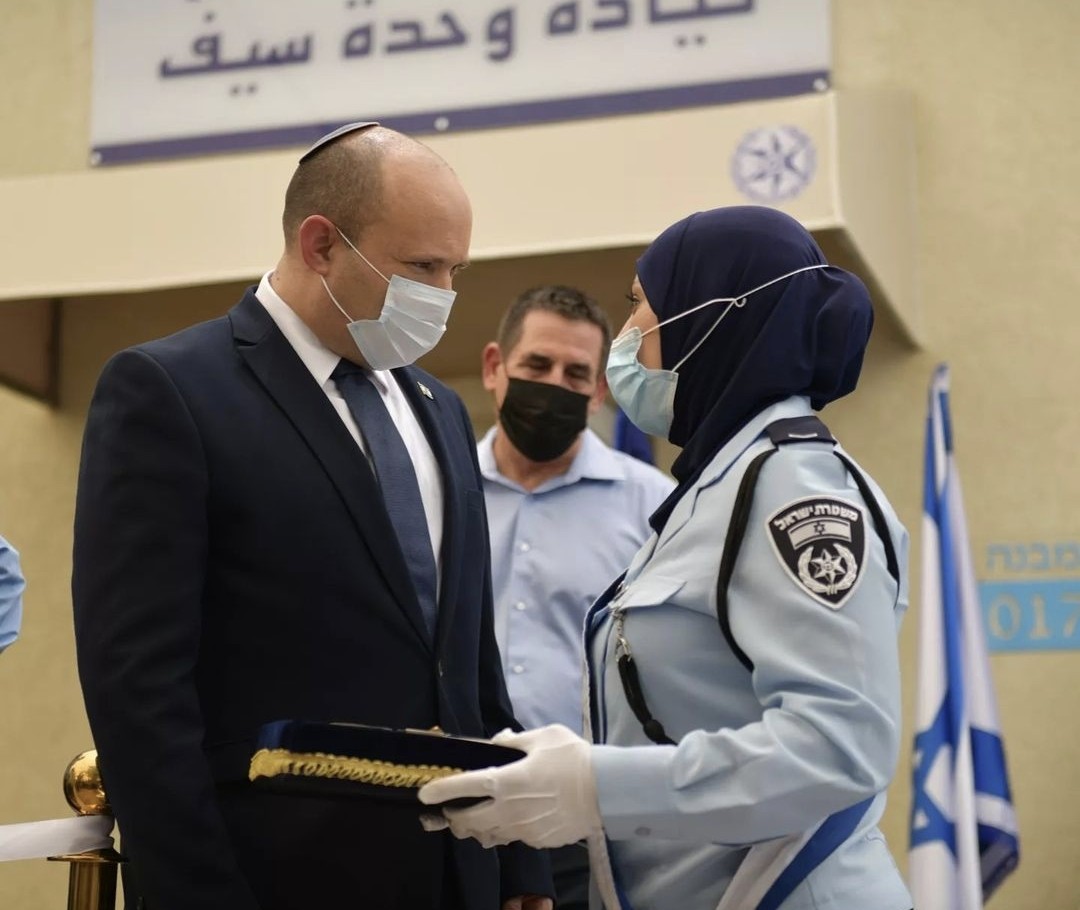 إسرائيل في صورة: 
رئيس الوزراء نفتالي بينيت بالقبعة اليهودية وصابرين سعدي